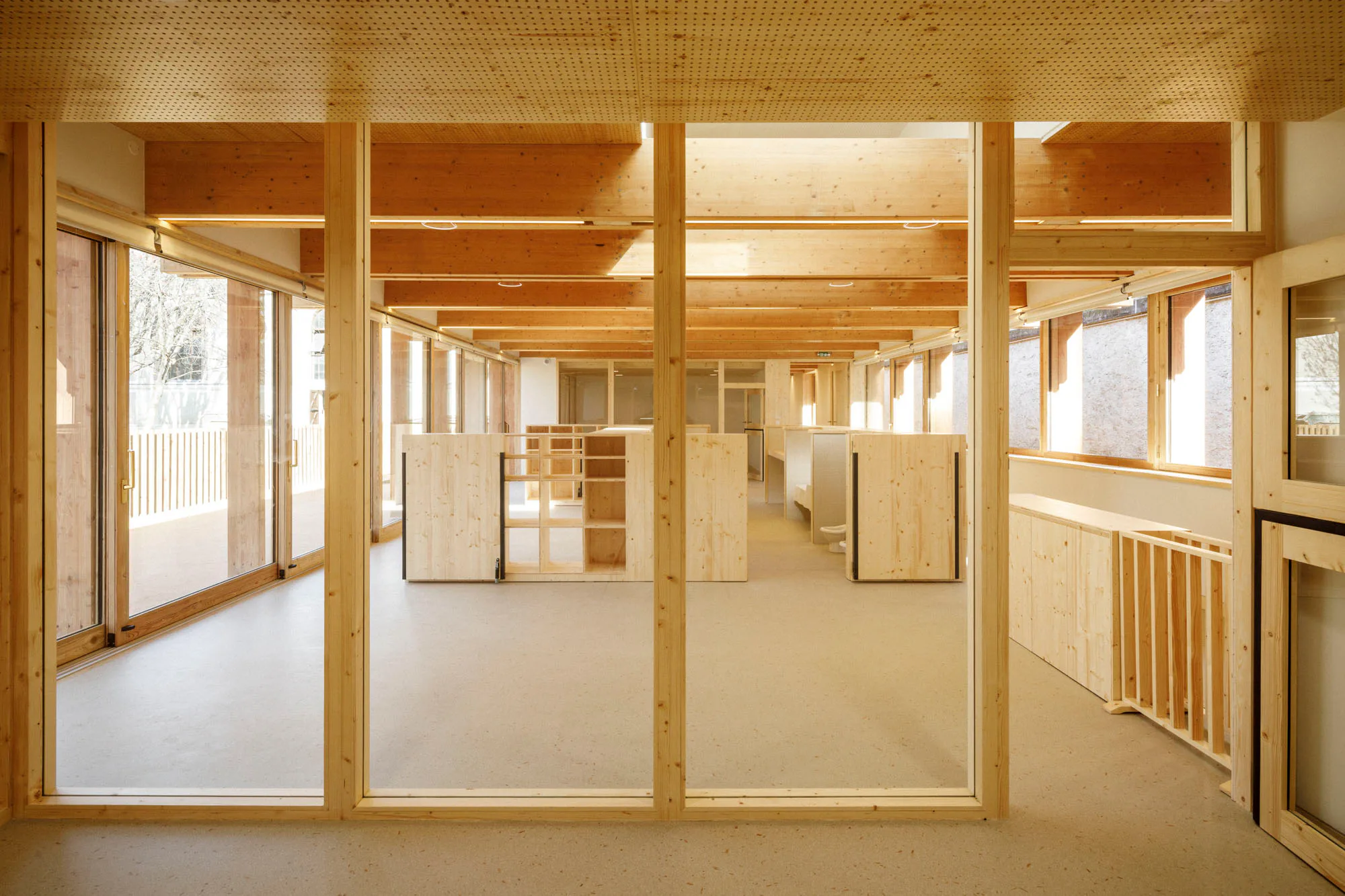 Die Materialien Holz und Glas dominieren im Innenraum.