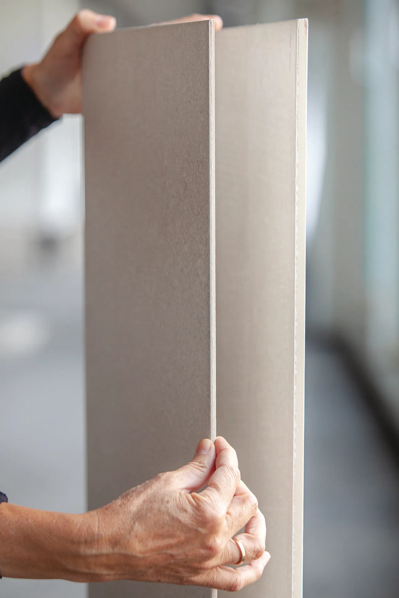 Mit einer Materialstärke von nur 6 mm bei den Wandfliesen und 9 mm bei den Bodenfliesen erfüllt die Kollektion die Standards für nachhaltiges Bauen.