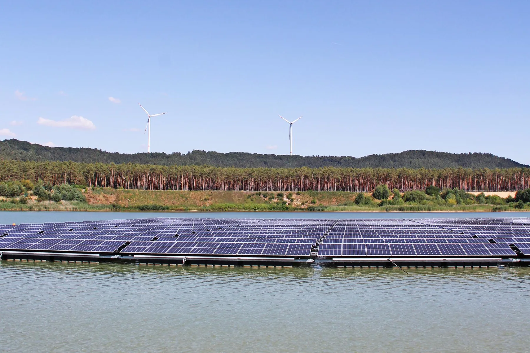 Windkraft und Photovoltaikanlagen zählen zu den wirtschaftlichsten Energieträgern und sind darüber hinaus umweltschonend.