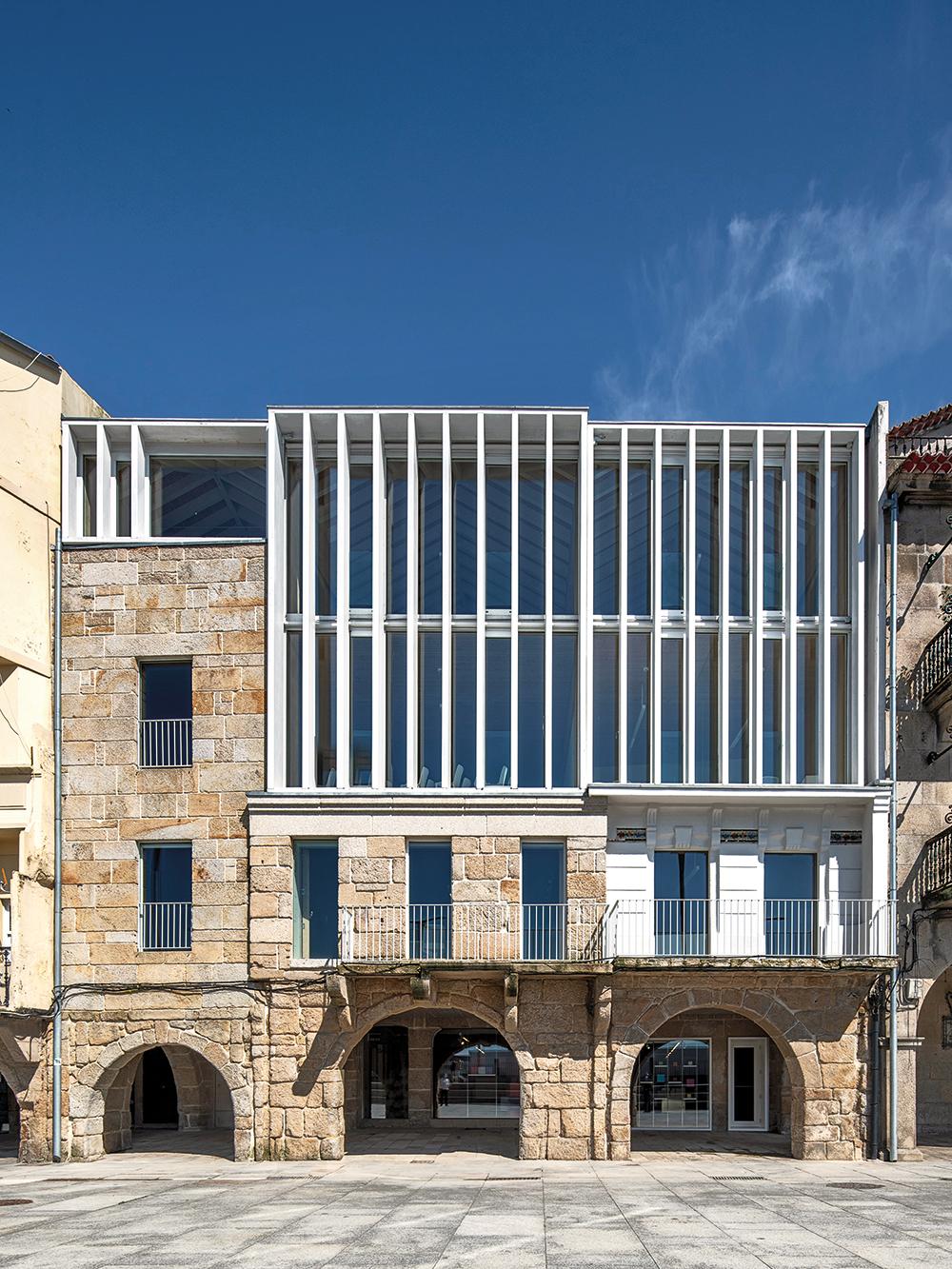 Die organisch aus der Dachlandschaft ausgeschnittene Plaza liegt auf der Ebene des Untergeschosses der Glasfabrik. In der ehemaligen Fabrikhalle finden Konzerte, Kunstinstallationen und andere Events statt.