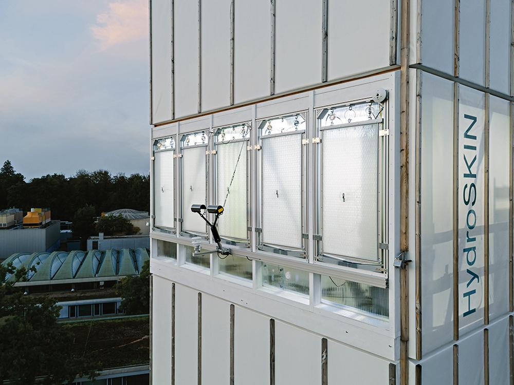 Die HydroSkin-Prototypen wurden im 10. Stock des Hochhauses D1244 der Universität Stuttgart eingebaut.