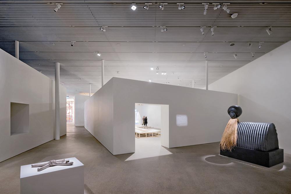 Drei innenliegende bis zu 1200 m2 große Ausstellungsräume wechseln sich mit Kabinetten und offenen Tageslichtbereichen ab.