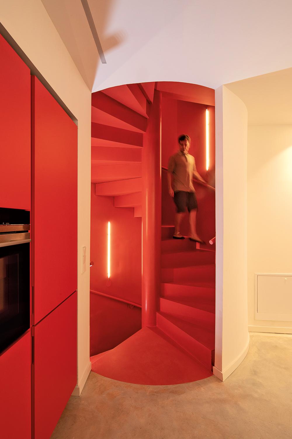 Die knalligen Farben ziehen sich bis ins Innere der Wohnungen. Die Farbigkeit erinnert an Wohnbauten von Ricardo Bofill.