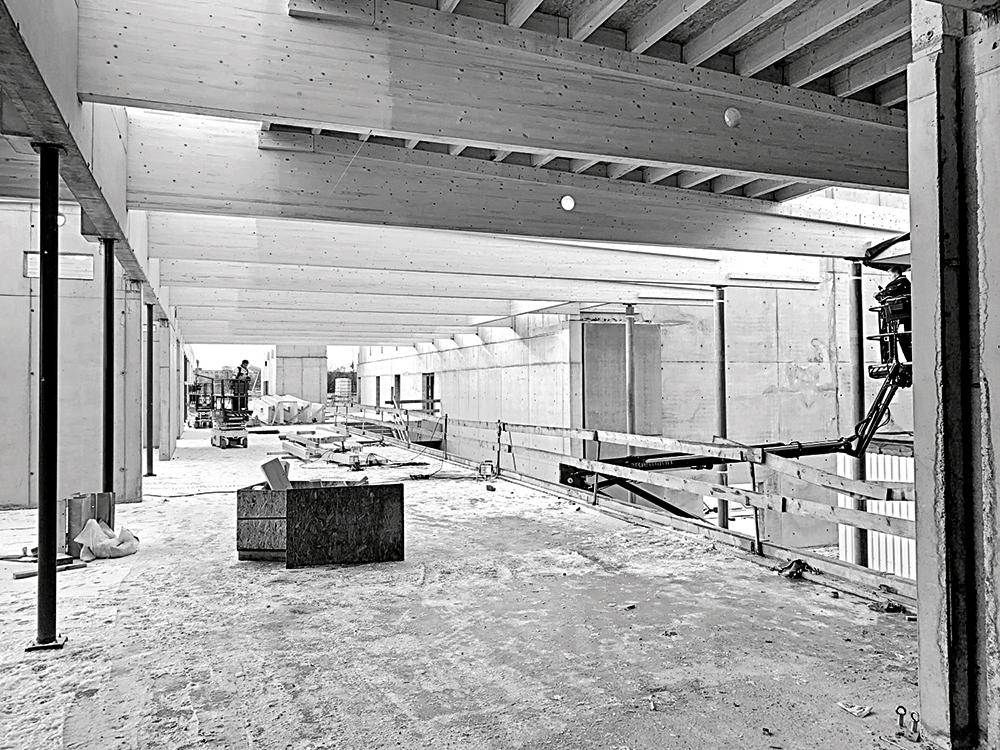 Wegen der hohen Anforderungen an den Brandschutz (F90) sind die Seitenwände der Rue Intérieure in Stahlbeton ausgeführt.