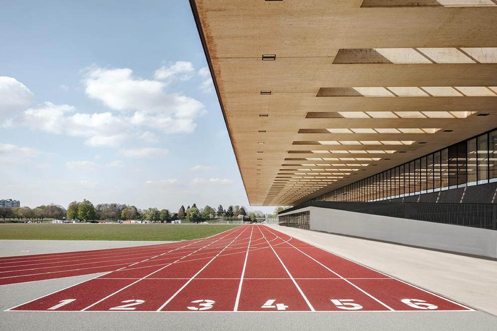 Unter der Terrasse, zwischen der Laufbahn im Freien und der Indoor-Laufbahn, sind die Diagnoseräume zur Untersuchung der Sportler angeordnet.
