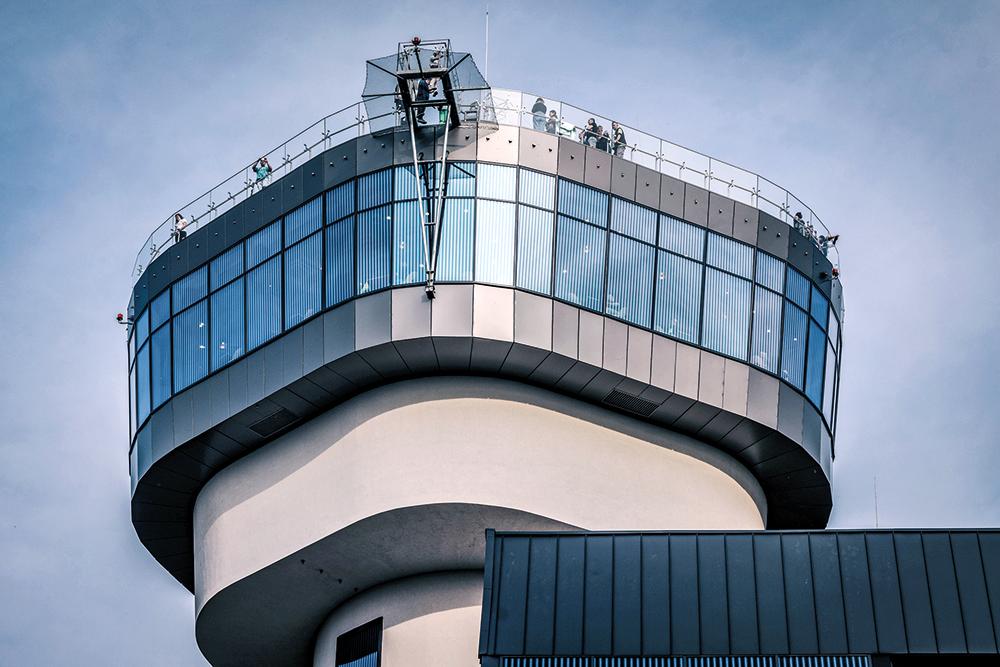Pilkington AviSafe ist mit halbtransparenten Streifen beschichtet, die vor allem UV-Licht reflektieren und daher für Vögel sichtbarer sind als für Menschen.