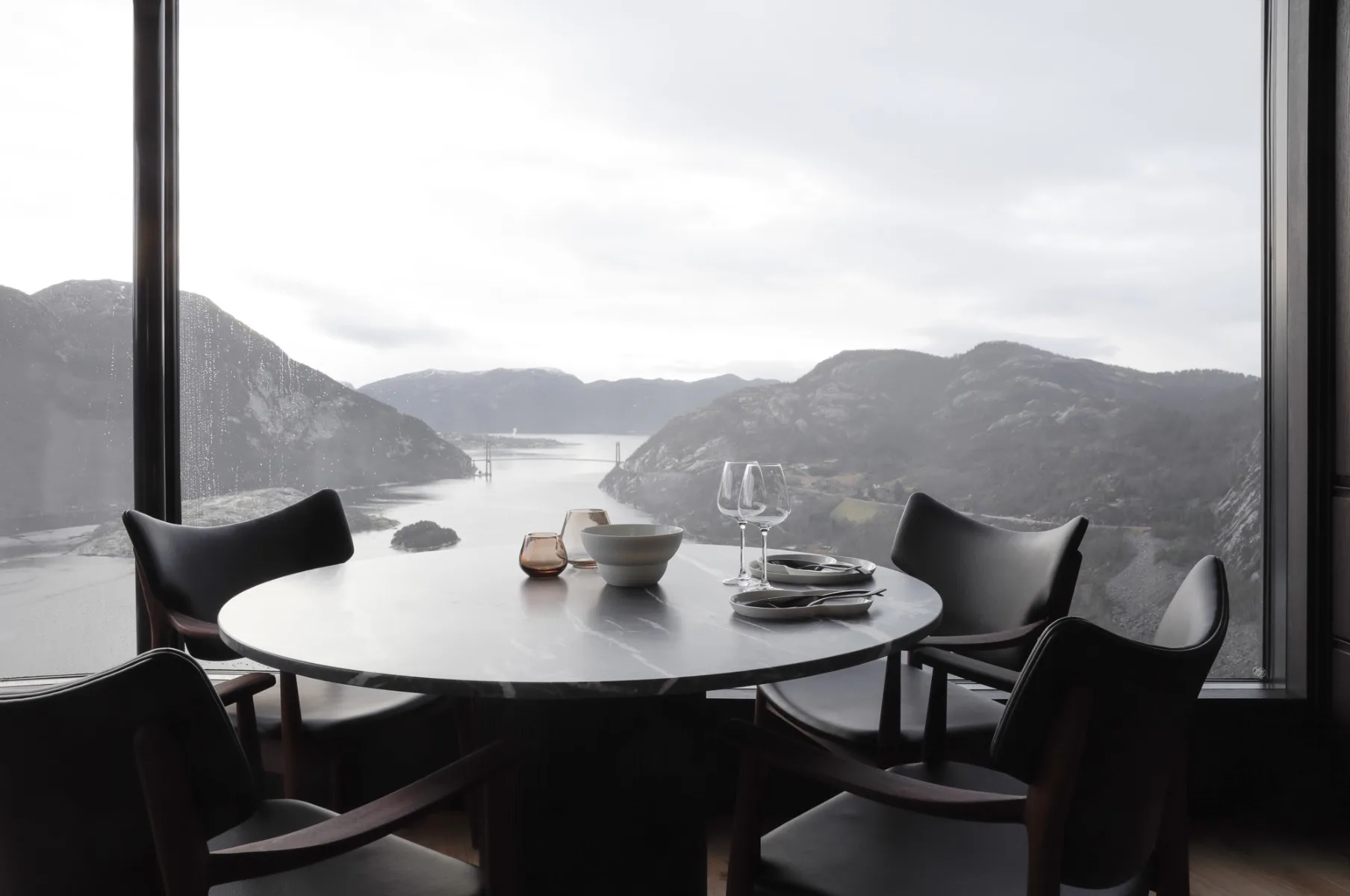 Große Glasflächen ermöglichen einen freien Blick auf den Fjord.