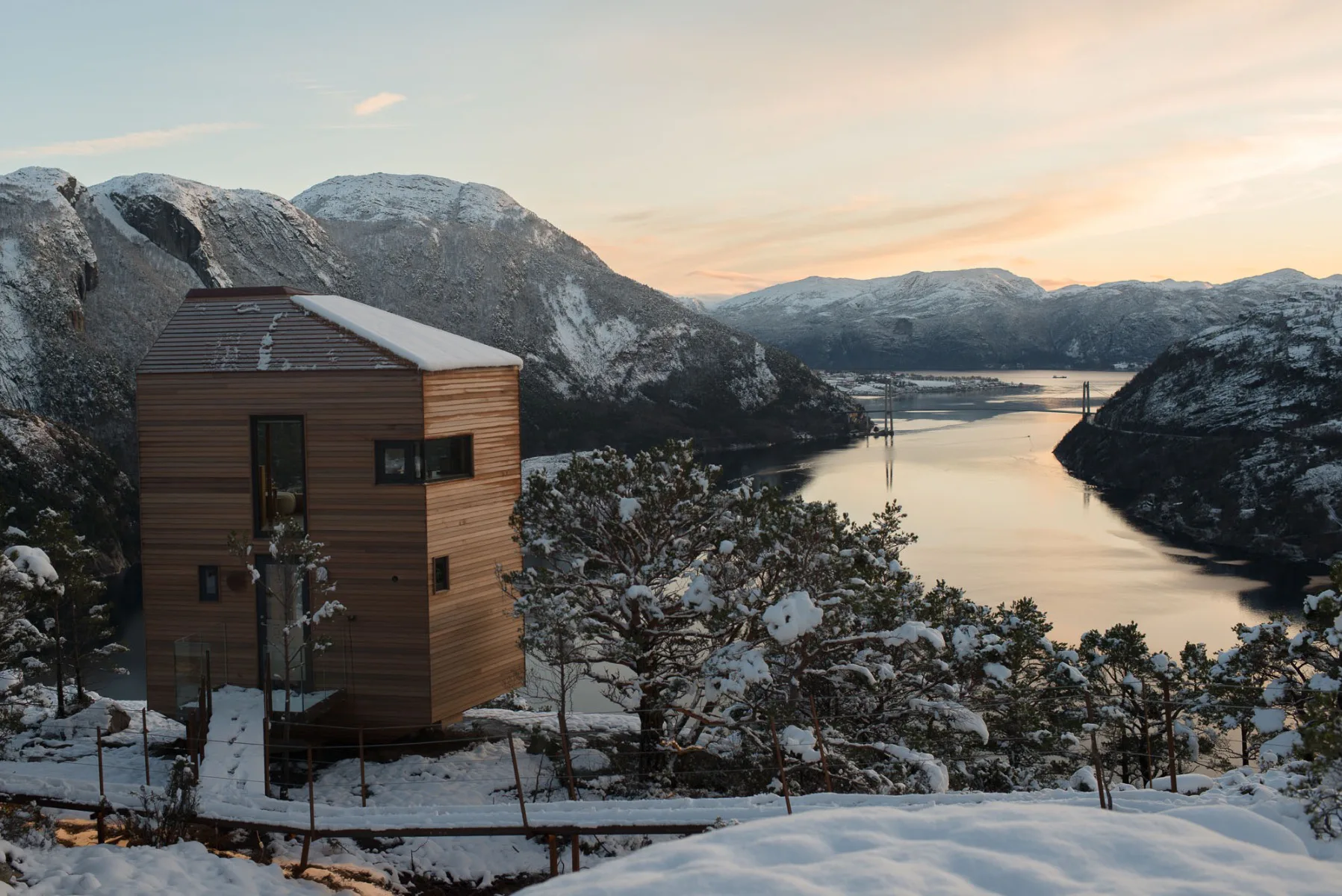Die Ferienhäuser bieten freie Sicht auf den norwegischen Fjord.