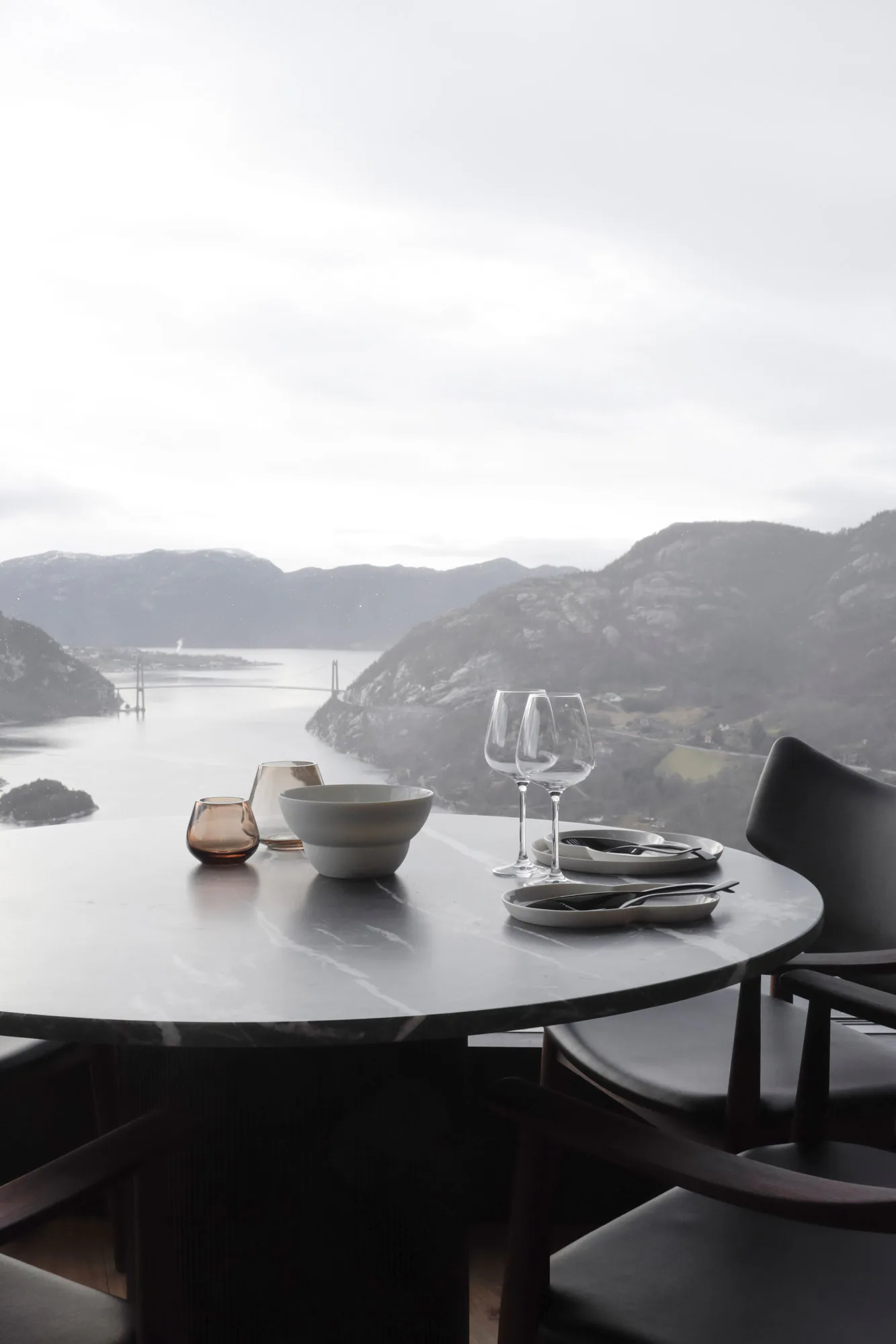 Große Glasflächen ermöglichen einen freien Blick auf den Fjord.