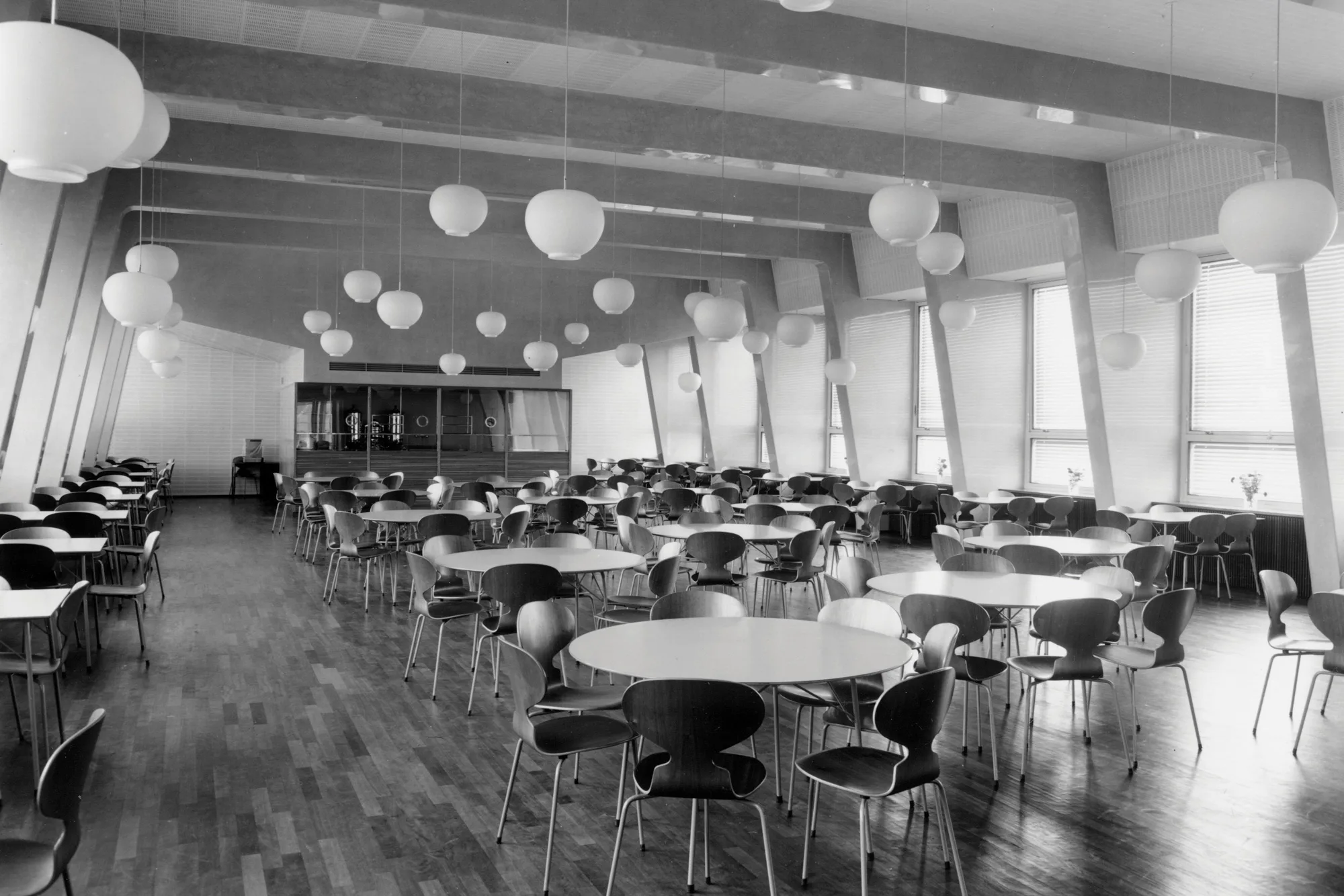 Arne Jacobsen entwarf den Ant Chair ursprünglich für die Personalkantine des Unternehmens Novo Nordisk in Kopenhagen.