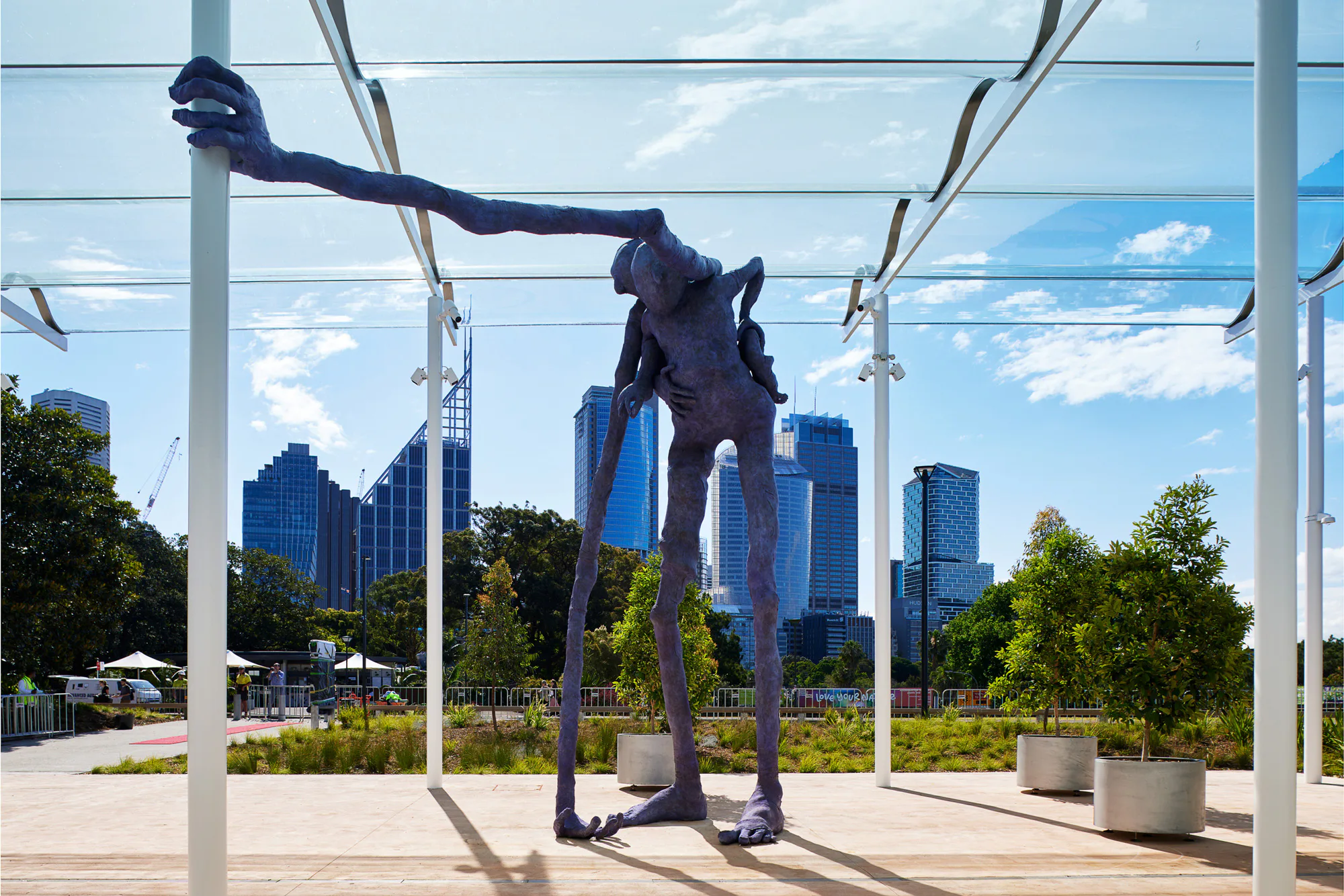 Installationsansicht von Francis Upritchard Here Comes Everybody 2022