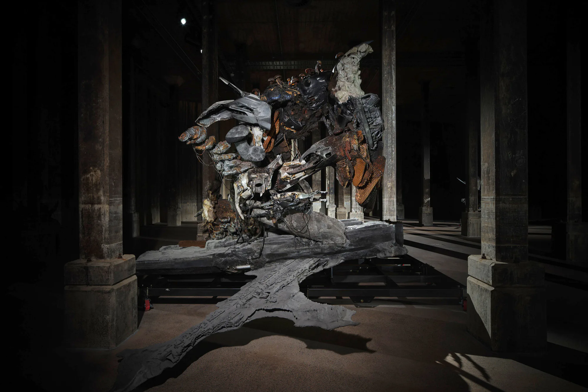 Installationsansicht von Adrián Villar Rojas The End of Imagination 2022 im Tank in der Art Gallery of New South Wales.
