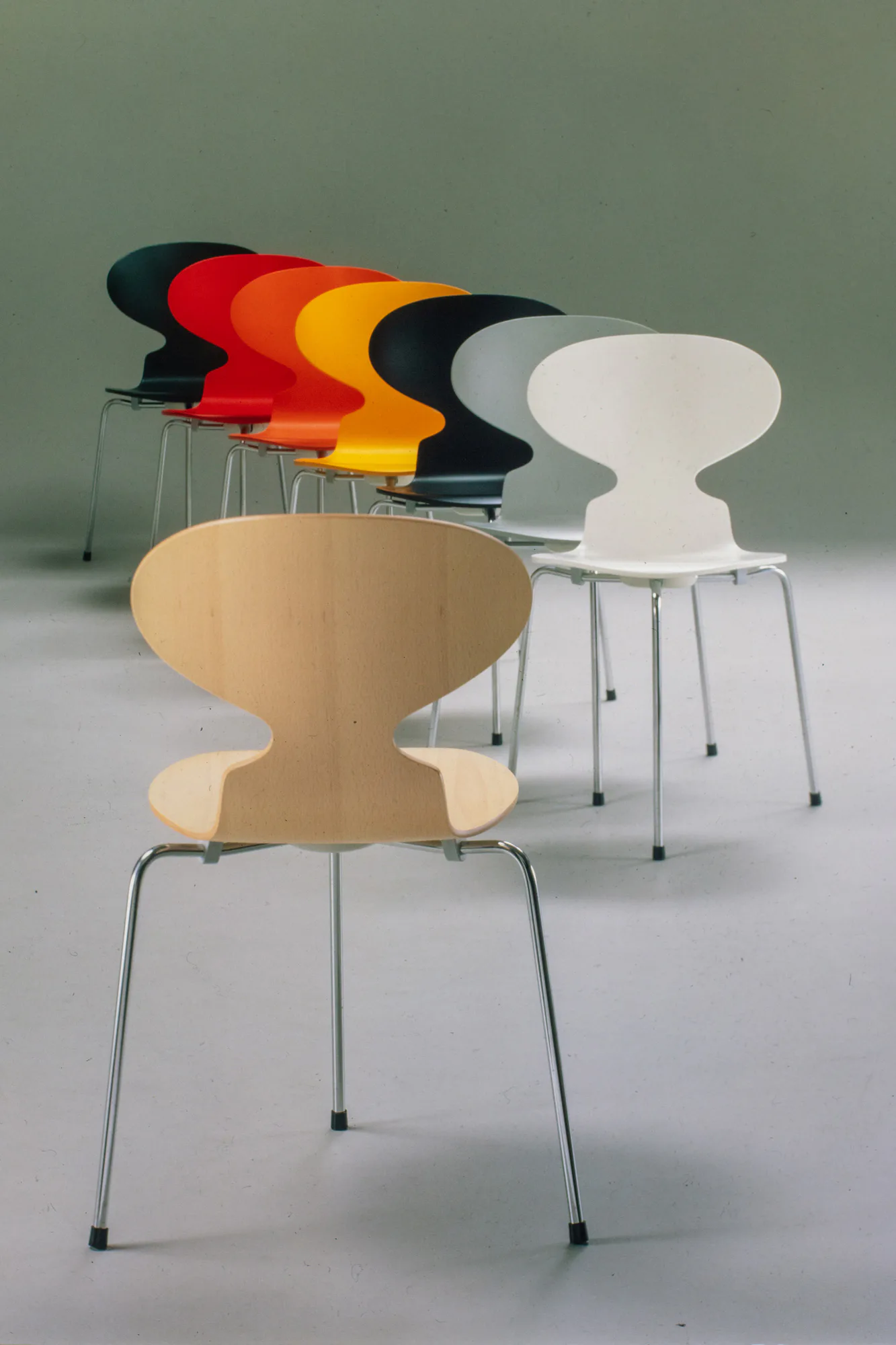 Ikone mit Silhouette in Ameisen-Form: Die geschwungene Sitzschale des Ant-Chair ist aus neun Lagen formgepressten Furniers gefertigt und einteilig.