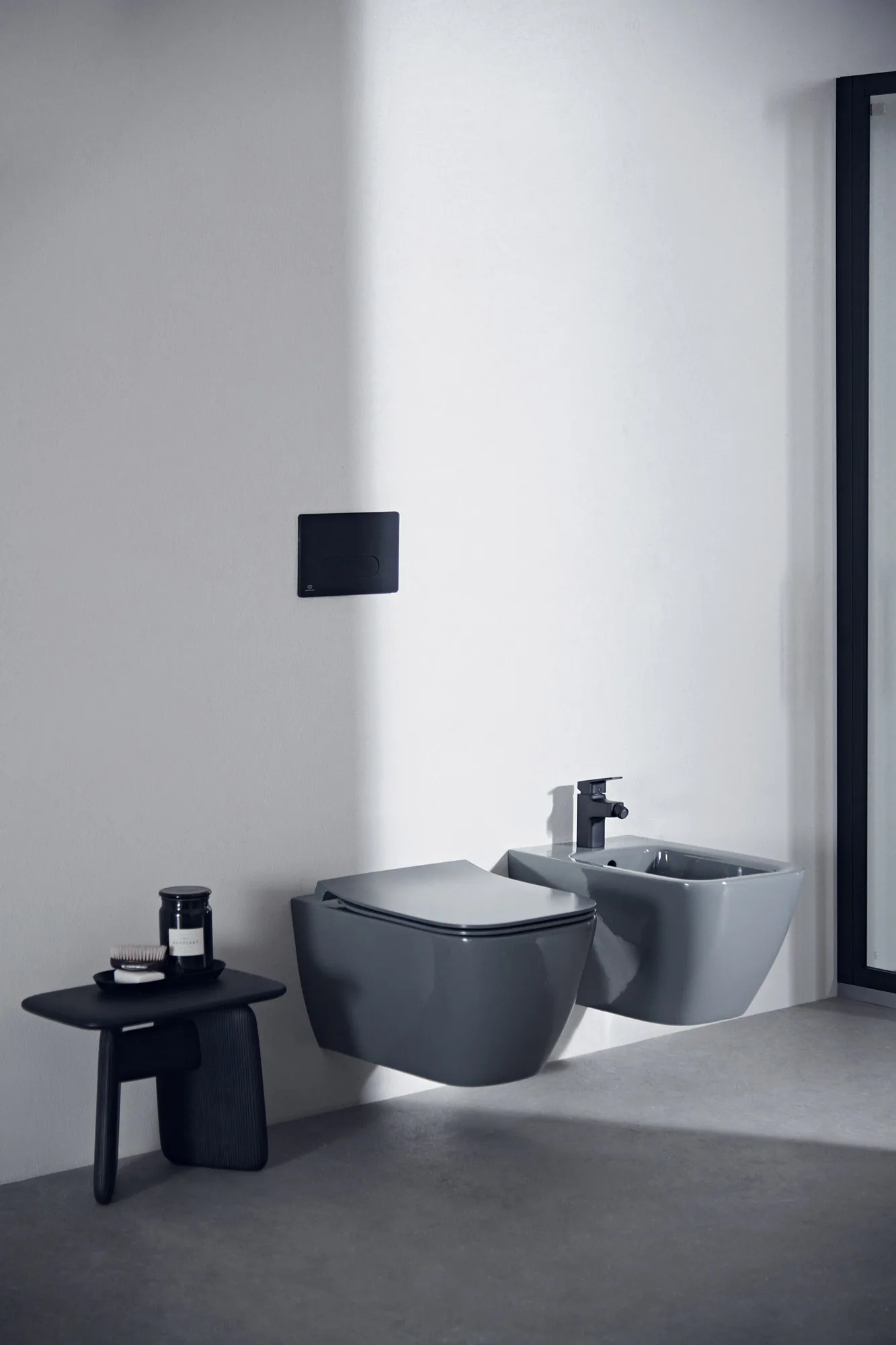 Die I.life B-Serie gibt es jetzt auch in Glossy Grey, einer grau glänzenden Oberfläche,
auch für Unterschränke, WCs und Bidets. © Ideal Standard