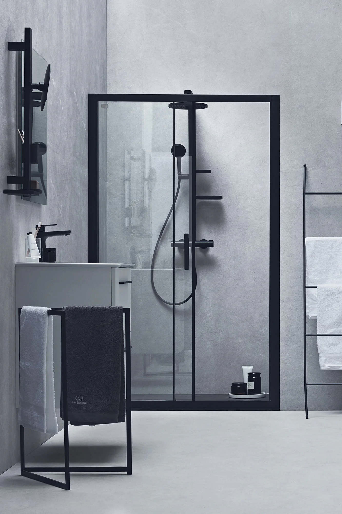 Singular-Ansatz: Das System ist kompatibel anderen Armaturen, Accessoires und Badmöbeln von Ideal Standard.