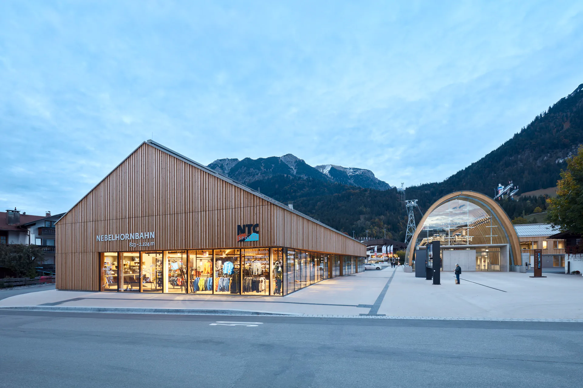 Neuer Dorfplatz mit Servicegebäude und Talstation.