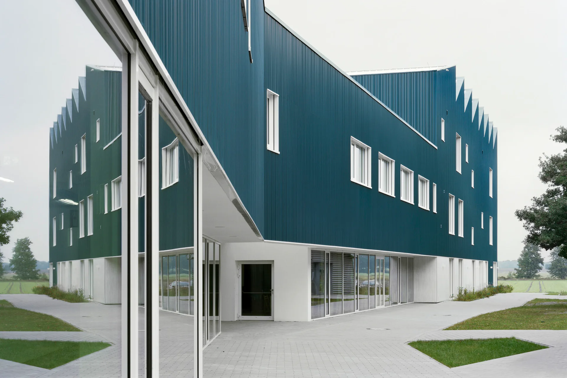 Das Gebäude besteht aus zwei je dreigeschossigen Kopfbauten.