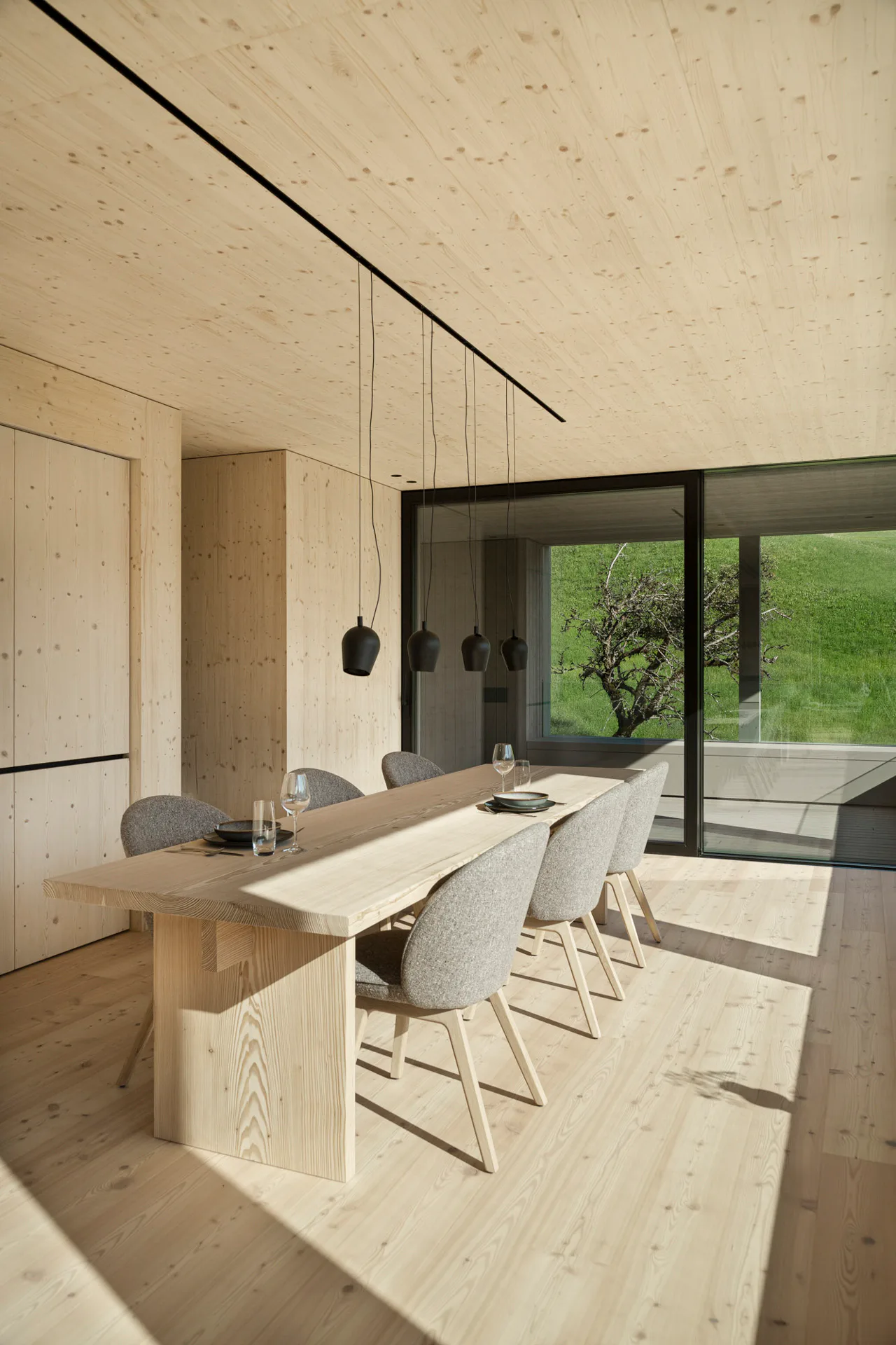 Holz dominiert im Innenraum.