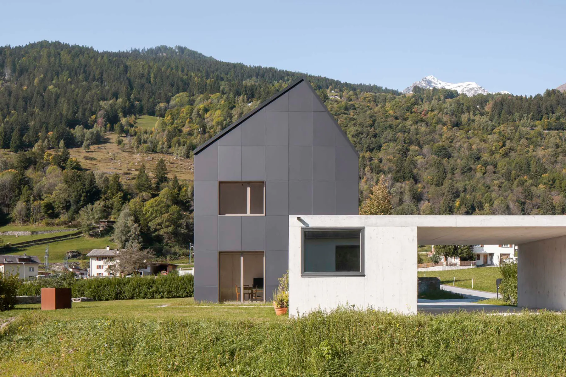 Fast alle Fassaden- und Dachflächen des Einfamilienhauses sind mit Photovoltaikmodulen belegt.
