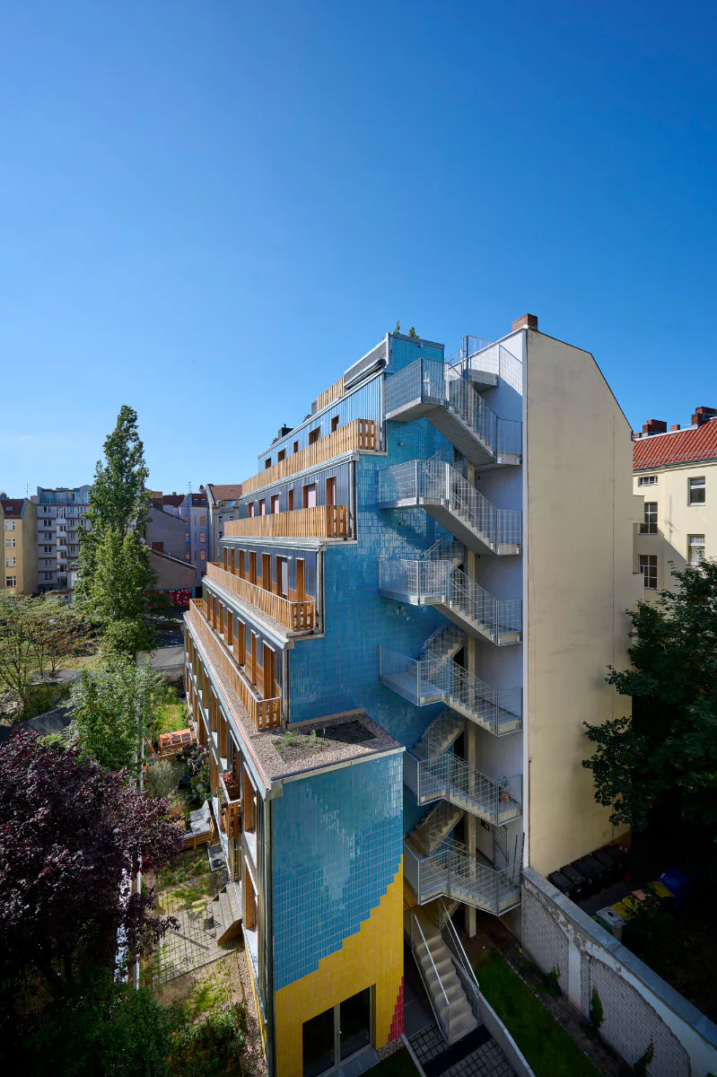 Das schmale, an einer Straßeneinmündung gelegene Grundstück war vormals nur mit Werkstätten und Garagen bebaut.