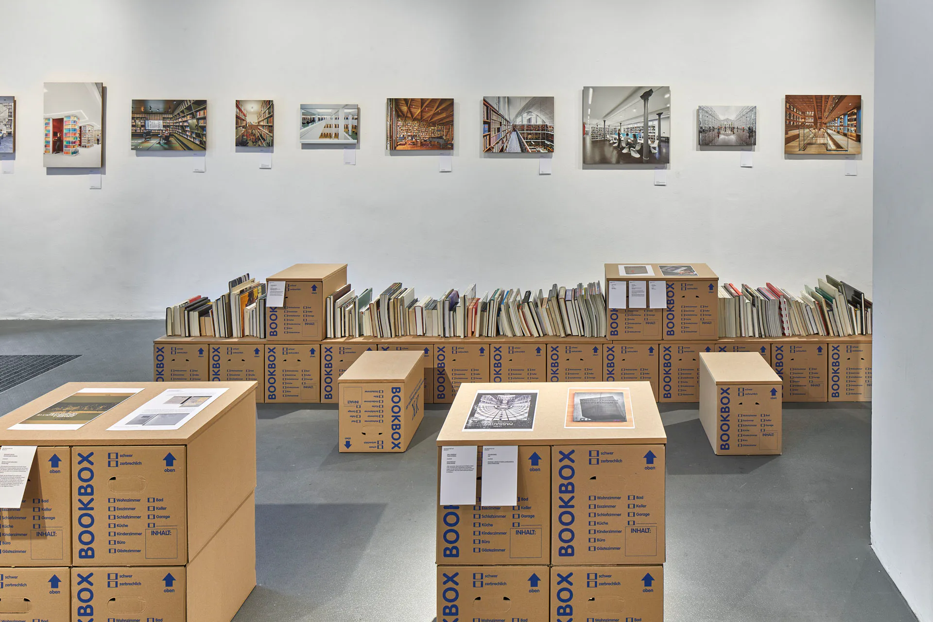 Die Ausstellung präsentiert Fotografie und Literatur.