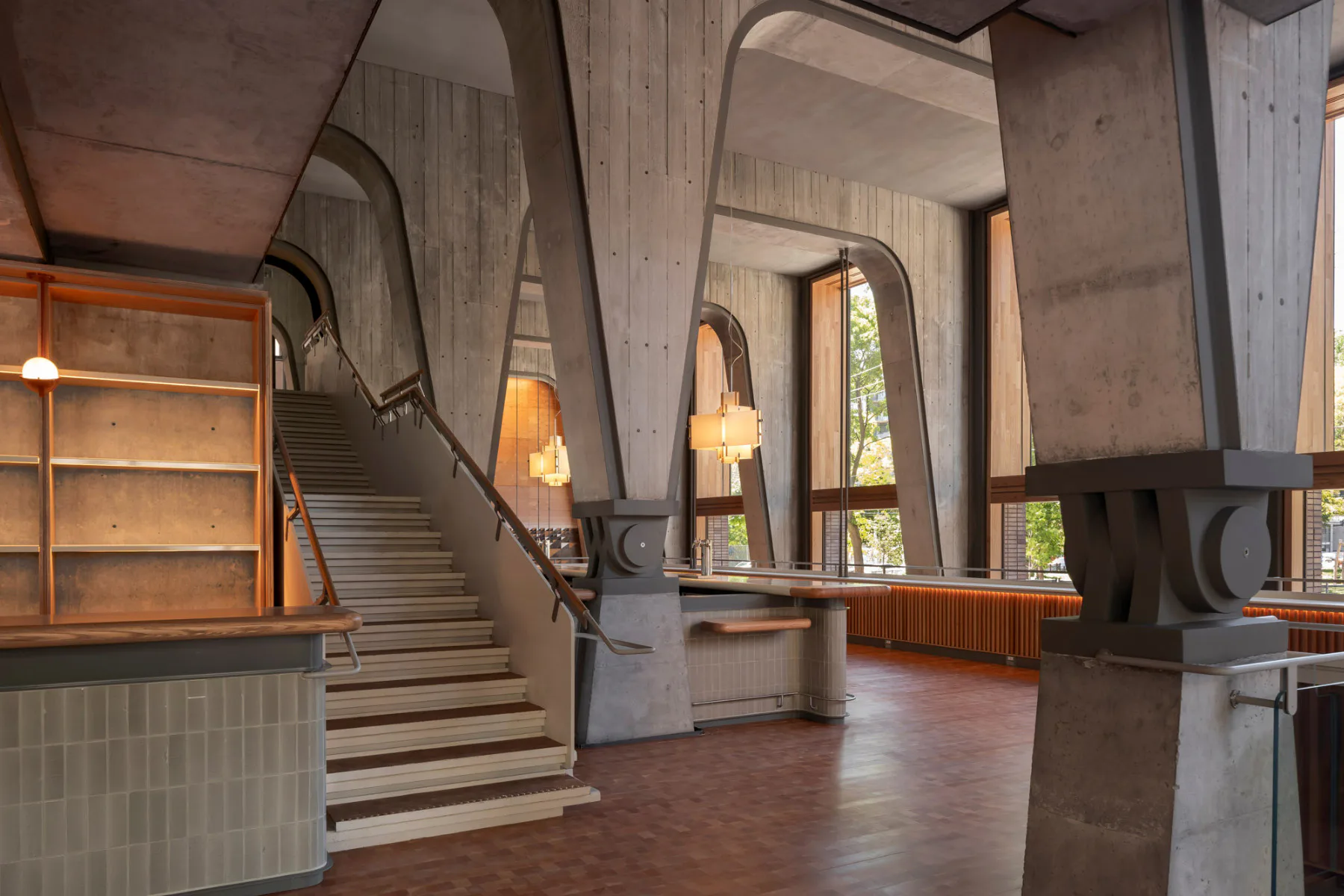 Sichtbeton, Holz und Metall charakterisieren den Innenraum.