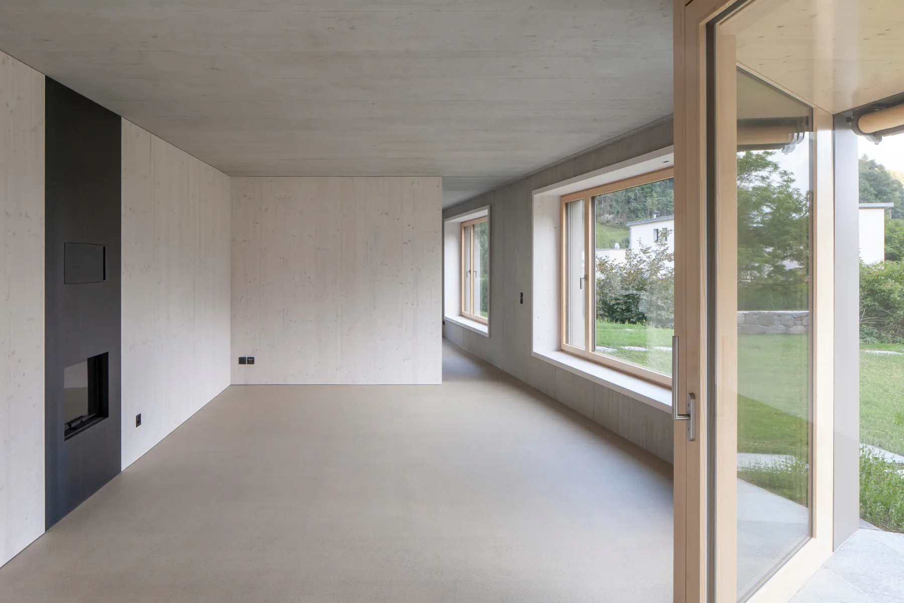 Große Fenster sorgen für viel Tageslicht im Innenraum.