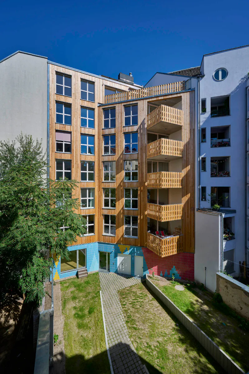 Der zweiteilige Neubau für 15 Familien besetzt eine der letzten Baulücken in Berlin-Neukölln.