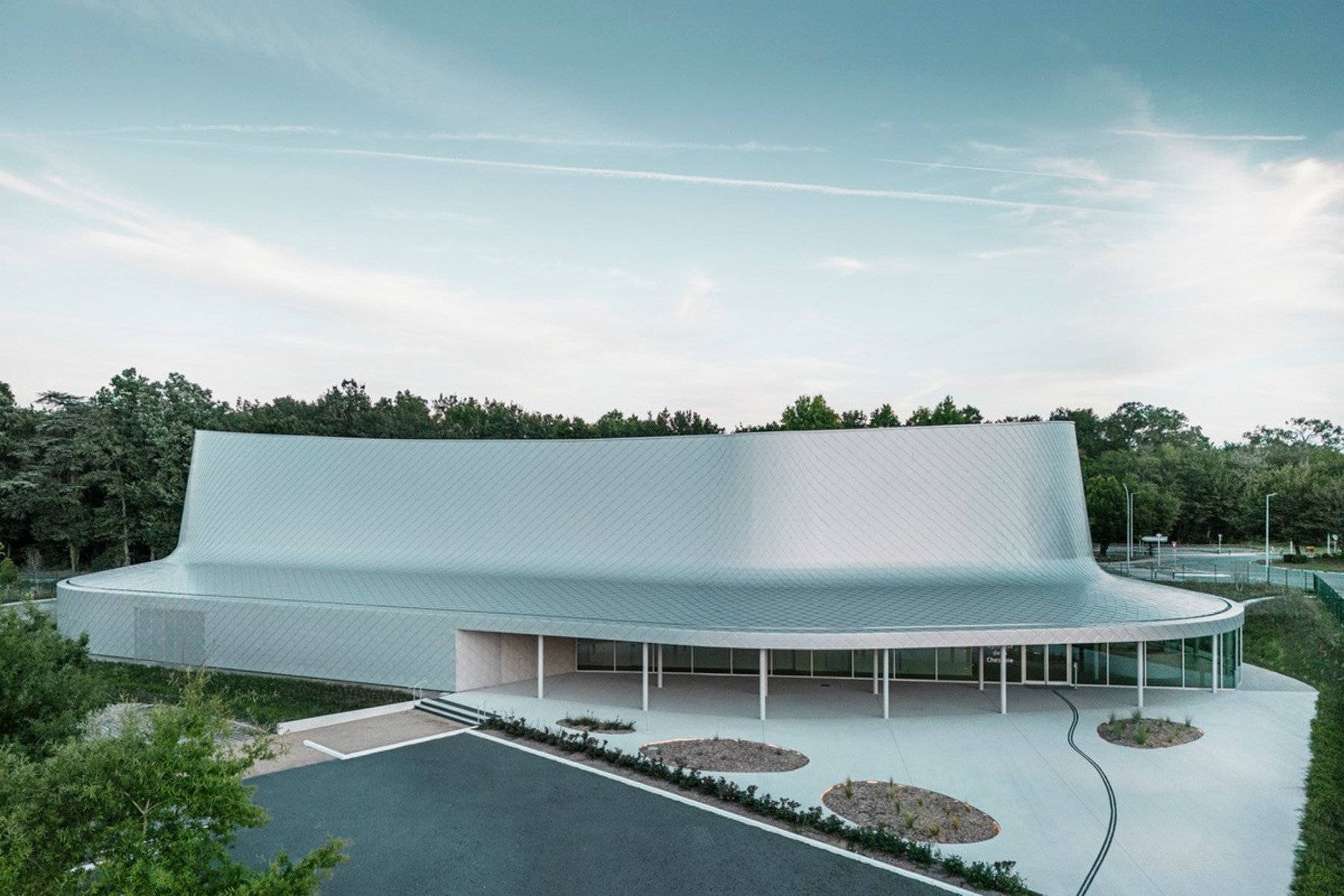 Sporthalle von Bohuon Bertic Architectes bei Nantes