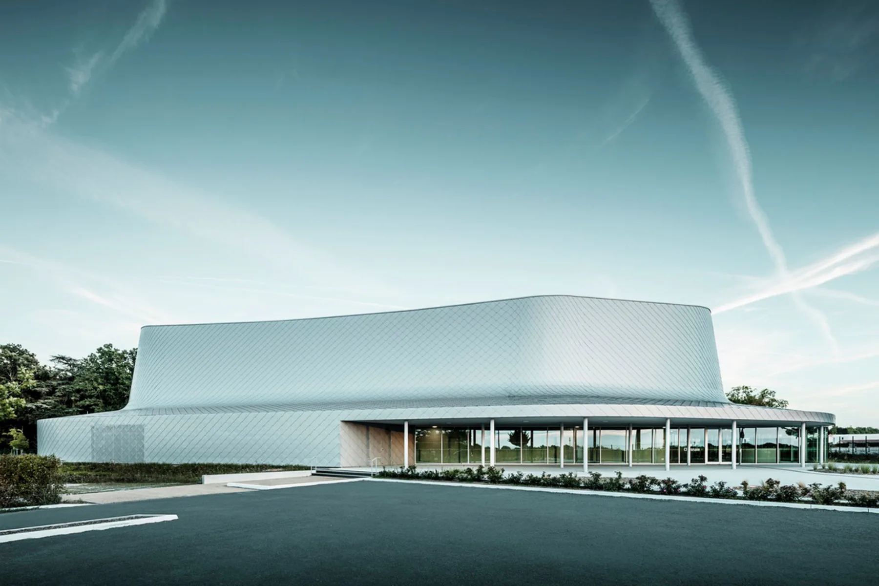 Mit der Sporthalle La Chesnaie haben Bohuon Bertic Architectes ein Bauwerk mit Wiedererkennungswert geschaffen.