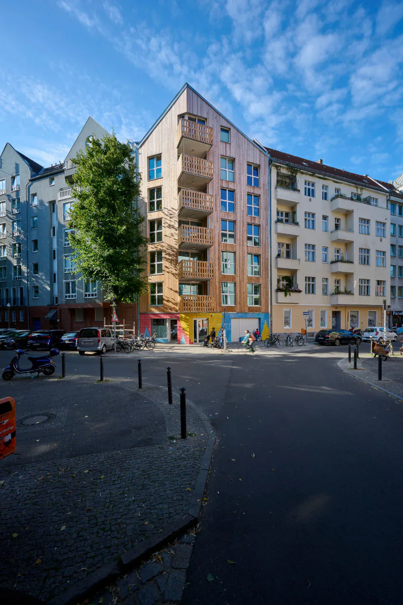 Mit dem Kopfbau an der Straße griff das Planungsbüro IFUB* die Typologie der benachbarten Giebelhäuser auf.