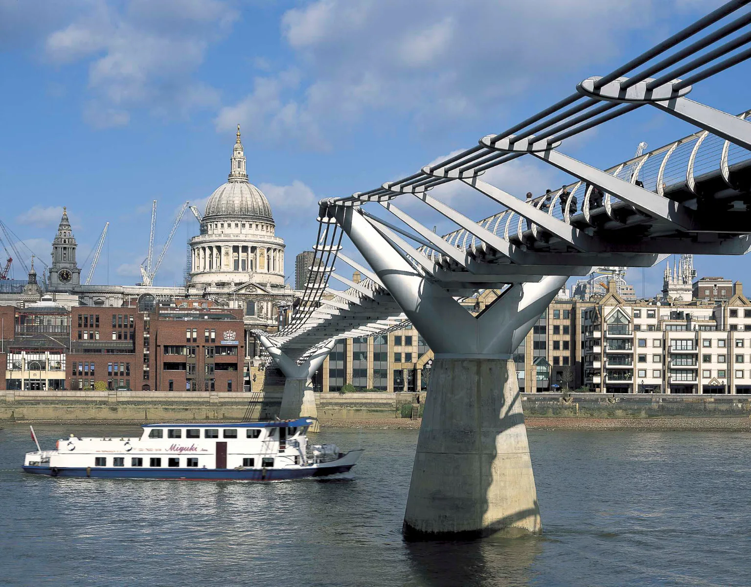 Millenium Bridge in London, 2000