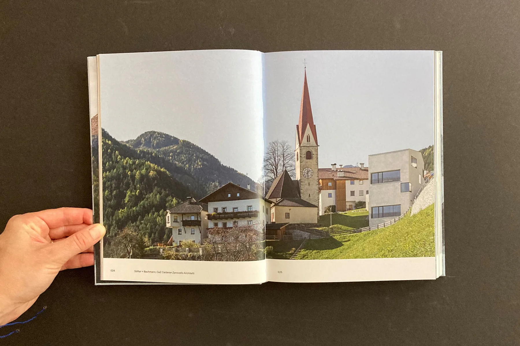 Neben steilen Hängen und atemberaubenden Berg- und Wiesenlandschaften, bilden geschichtsträchtige Dorfgemeinden die Kulisse der Architektur in Südtirol.