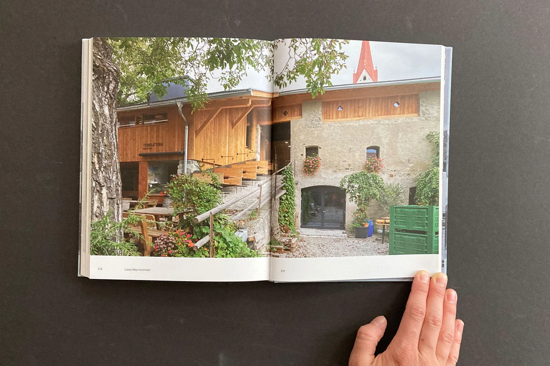 Das Buch Alpine Architektur in Südtirol lädt Leser und Leserinnen dazu ein, die spannenden architektonischen Besonderheiten der Alpenregion für einen Besuch oder aus der Heimat zu entdecken.