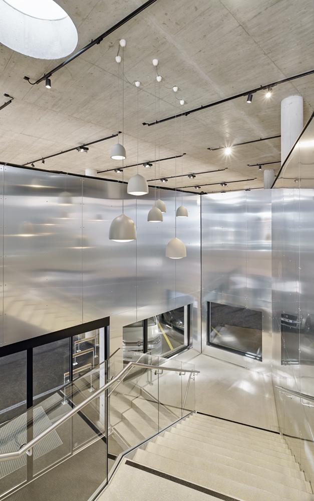 Auf Decken- und Wandverkleidungen im Innenraum verzichteten die Architekten weitgehend. Eine Ausnahme sind die Aluminium-Verbundplatten im Treppenhaus.