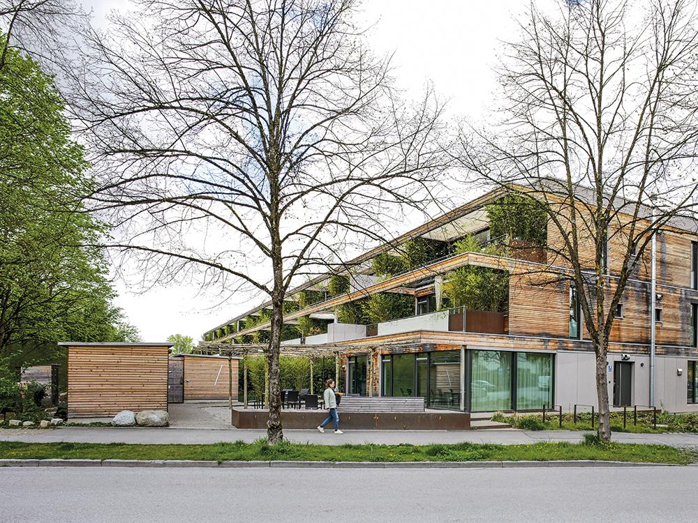Die Staffelung der Ebenen an der Südseite begünstigt einen guten Mix der Wohnungsgrößen. Statt starrer Trennwände unterteilt Bambus in Trögen aus Cortenstahl die Terrassen.