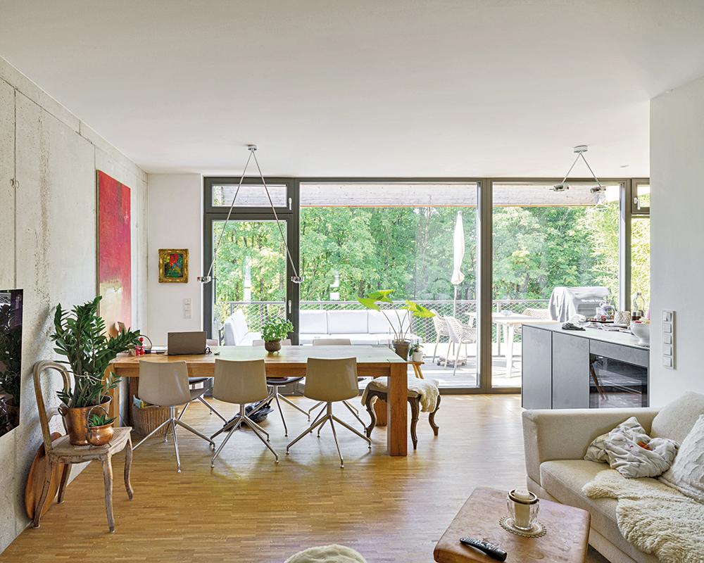 Raumhohe Fenster über die gesamte Südseite sorgen für ein Maximum an Tageslicht und für solare Wärmegewinne im Winter.