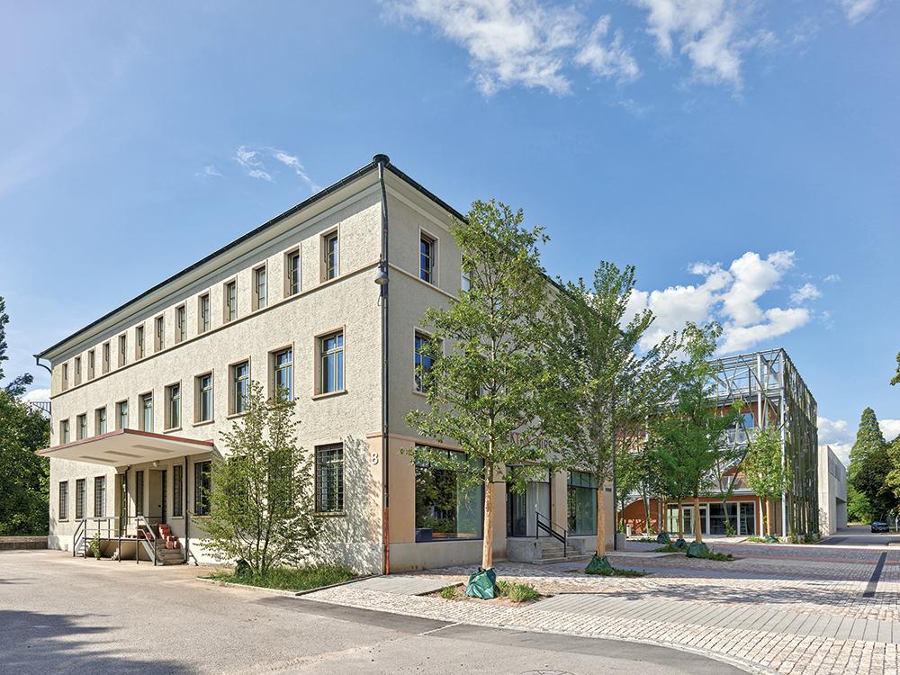 Mit seinem vielgliedrigen Stahlskelett zeigt der Neubau ein völlig anderes Gesicht als das benachbarte Bestandsgebäude des Firmenmuseums von 1932.