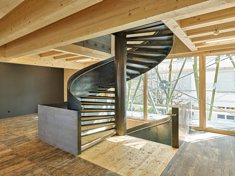 Aufgrund der weiten Spannweiten entschieden sich die Architekten für Rippendecken aus Holz. Die Bodendielen sind teils wiederverwendet; sie stammen aus einem alten Bootshaus.