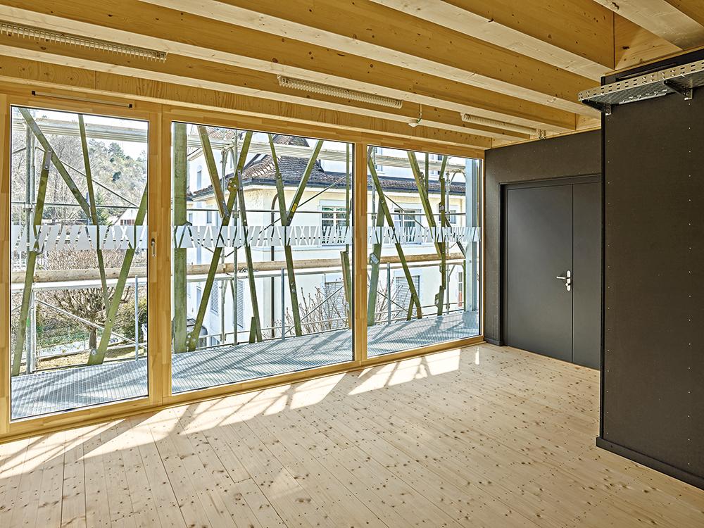 Aufgrund der weiten Spannweiten entschieden sich die Architekten für Rippendecken aus Holz. Die Bodendielen sind teils wiederverwendet; sie stammen aus einem alten Bootshaus.