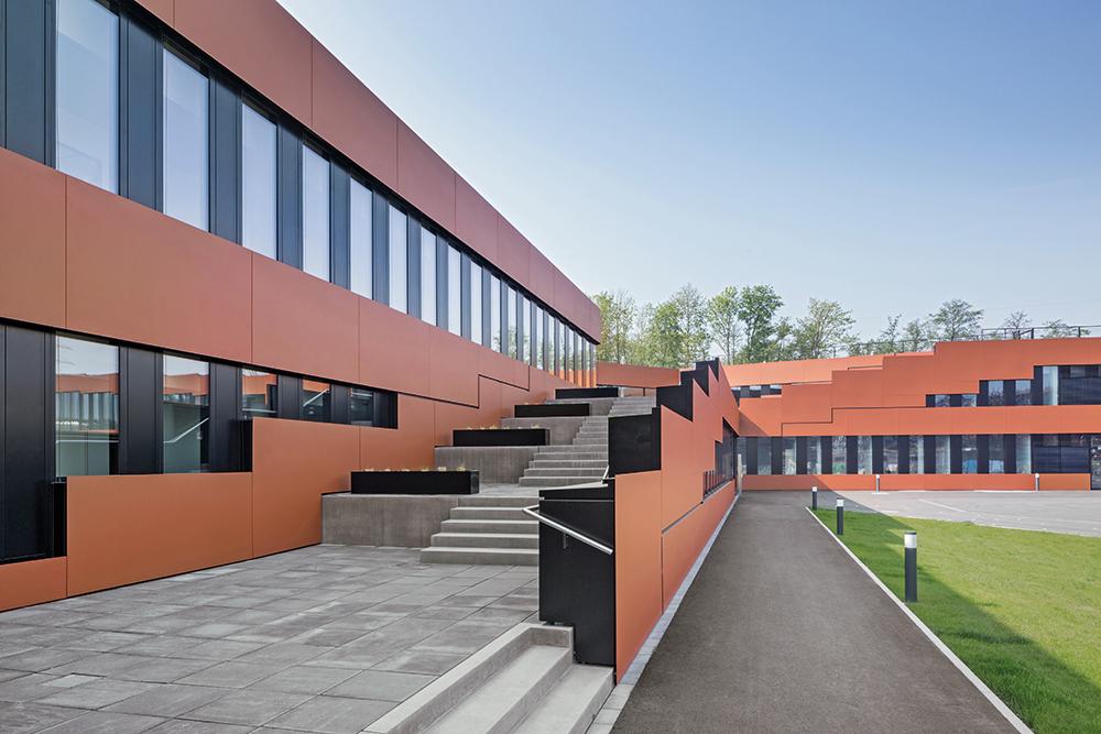 The staircase in the interior courtyard of the administrative building of the RAG-Foundation leads visitors to the rooftop garden with its intensive greening. Similar to all other projects presented here, it was planned according to C2C principles.