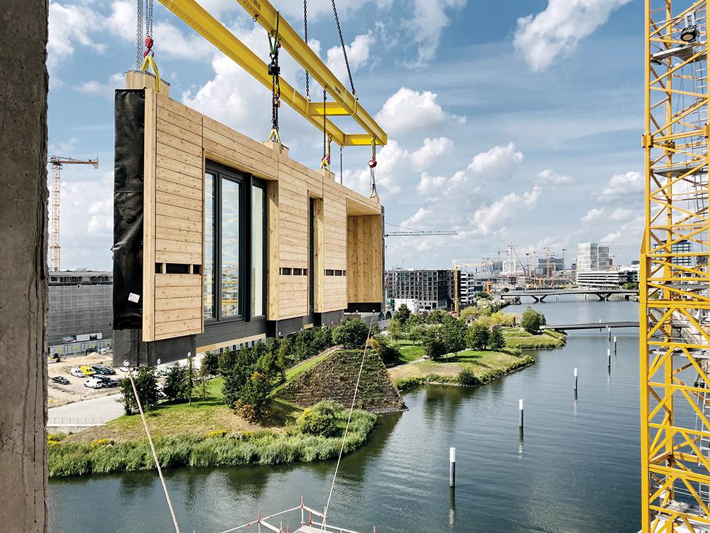 Das Holzhochhaus in der Hamburger Hafencity wächst alle drei Wochen um ein Geschoss. Die Außenwände werden auch dreidimensional gefertigt, inklusive Loggien.