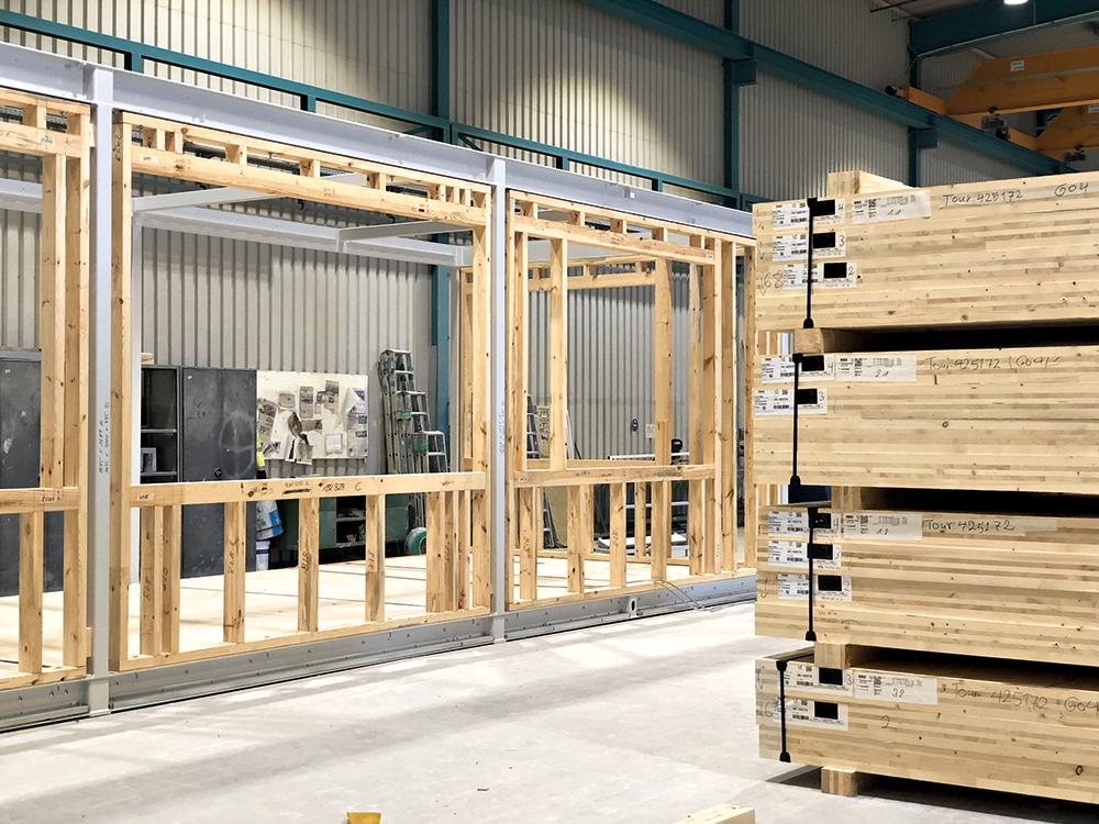 Kleusberg fertigt die Raummodule nicht mehr nur aus Holz, sondern aus Holz und Stahl an, um mehr Nutzfläche zu gewinnen.