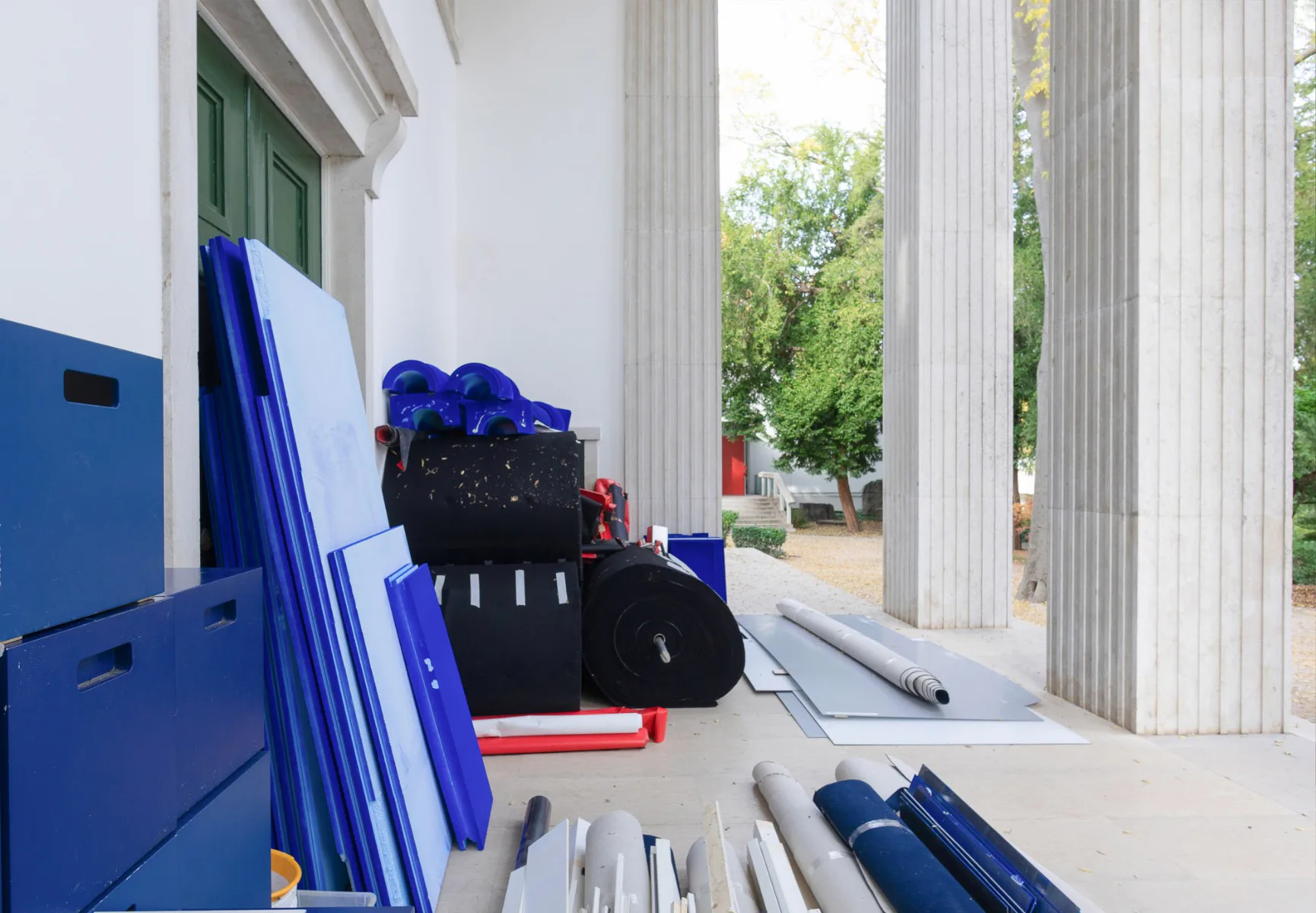 Materialfragmente der Biennale Arte 2022, provisorisch gelagert im Portikus des Deutschen Pavillons