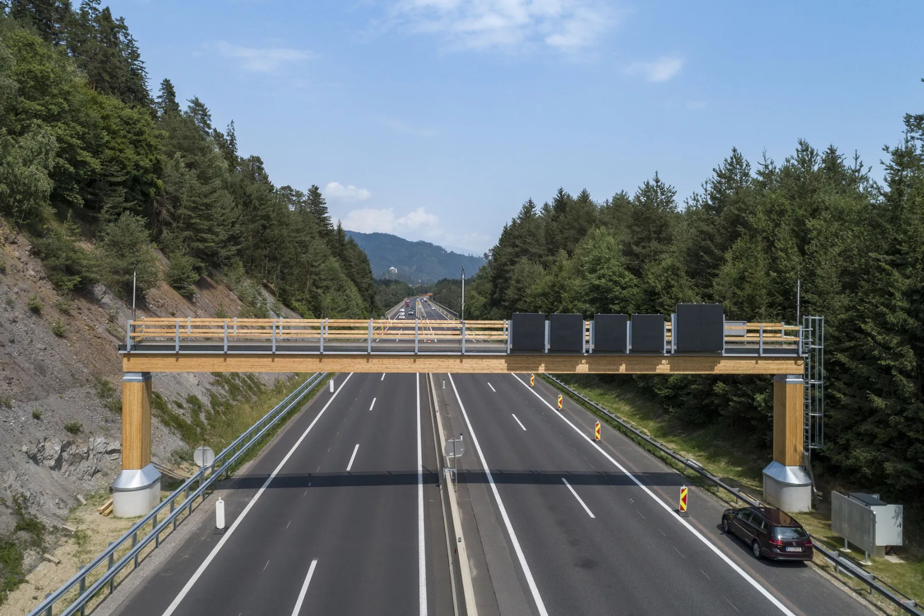Eine Verkehrszeichenbrücke aus Holz in Kärnten, die Strabag im Auftrag der Asfinag errichtete, ist ebenfalls mit dem Feuchtemonitoring-System ausgestattet.