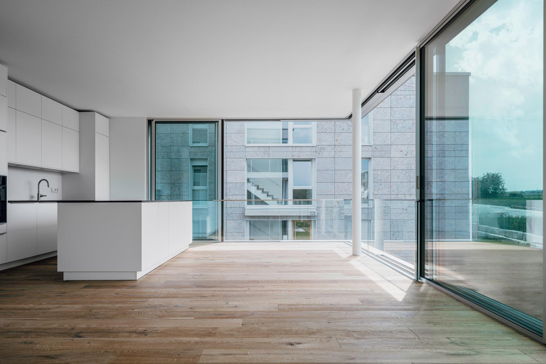 Im Wohnprojekt „Sky-living“ wird das gewünschte, grenzenlose Wohnerlebnis mit cero Schiebefenstern, die sich über Eck öffnen lassen, weiter verstärkt.