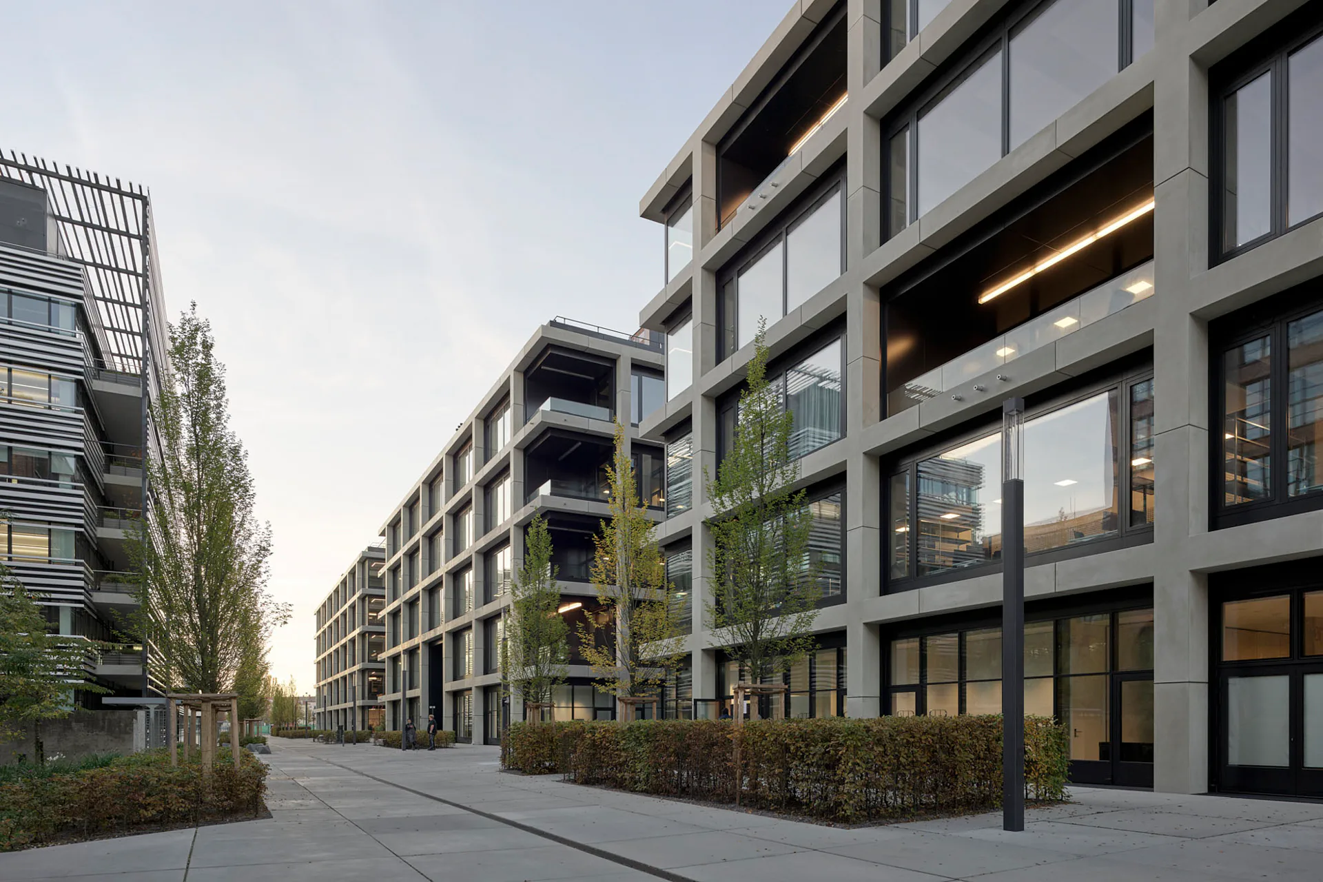 Eine rationale Rasterstruktur aus Sichtbeton bildet das Hauptmerkmal der geometrischen Fassade.