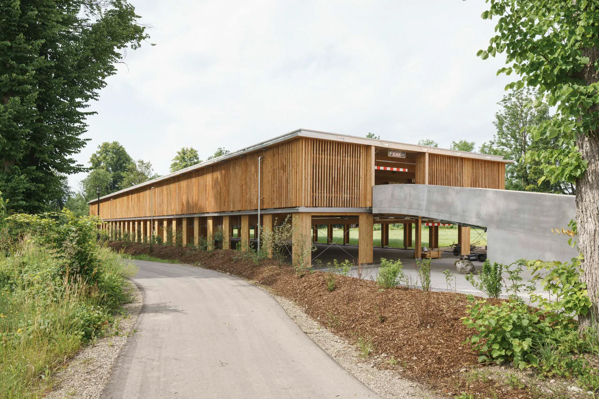 Das Parkhaus ist zweigeschossig und hat eine Länge von 70 m.