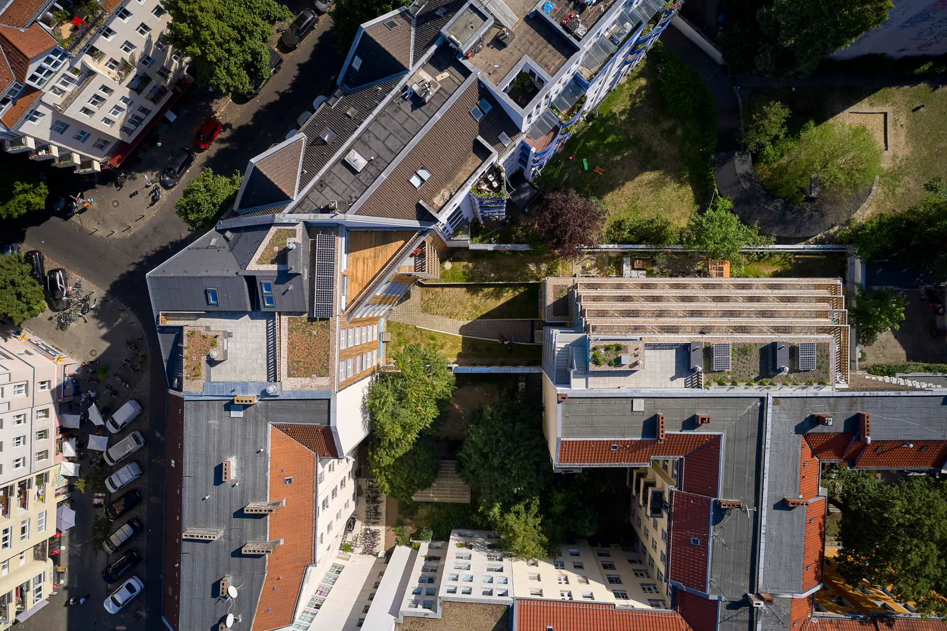 Der zweiteilige Neubau für 15 Familien besetzt eine der letzten Baulücken in Berlin-Neukölln.