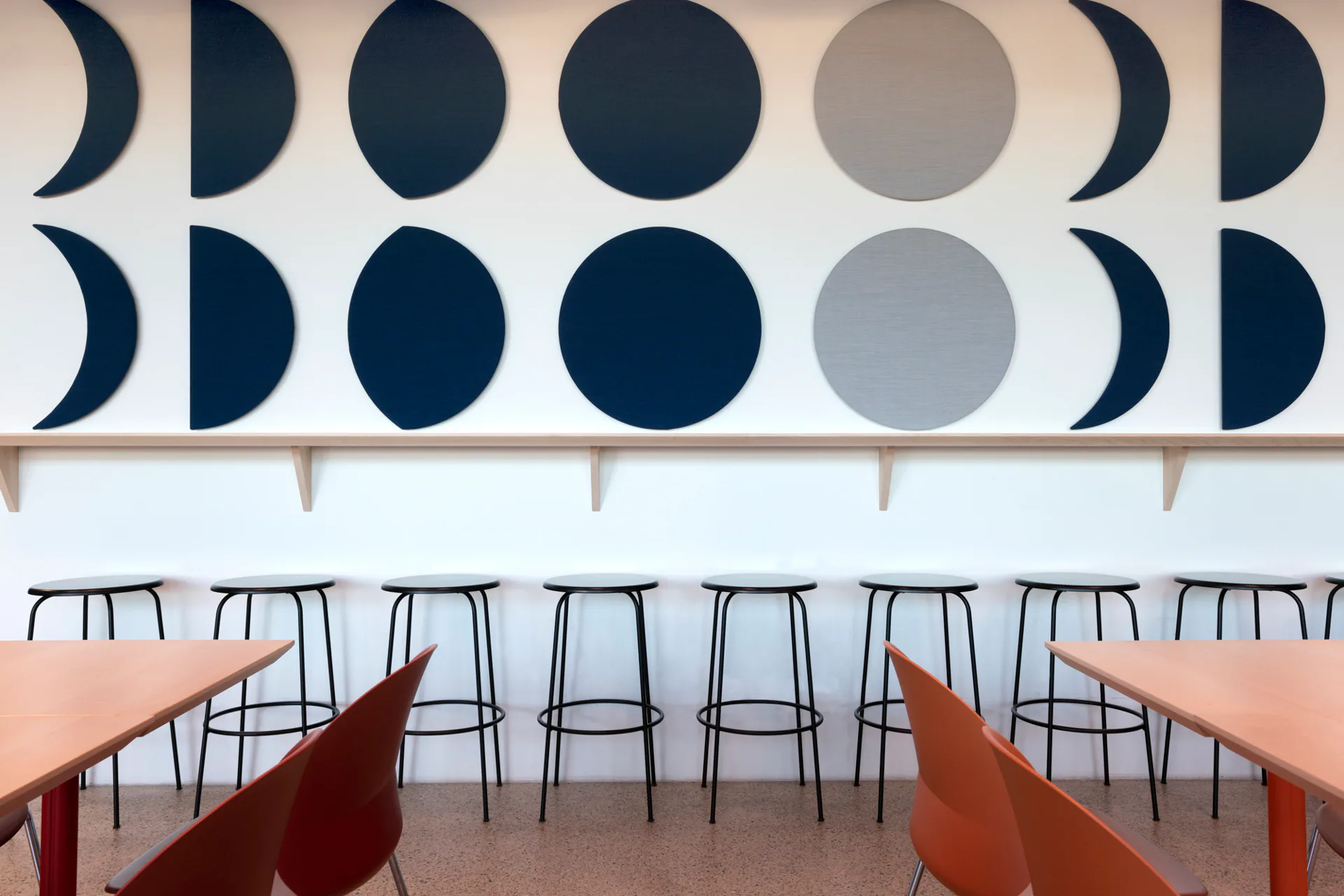 Die Möbel des Restaurants sind aus regionalen Materialien gefertigt.